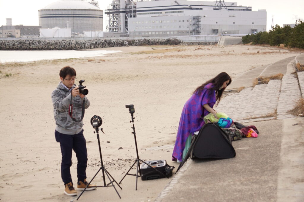 七ヶ浜でベリーダンスの先生を撮影している池尻カメラマン画像