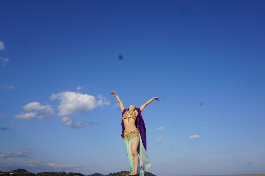 七ヶ浜海辺で撮影をしたベリーダンスの先生「Dunya」さんの開放的な画像